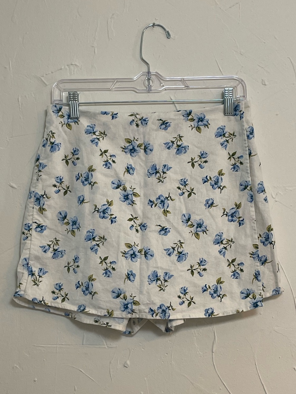 Old Navy White Linen-Blend High-Rise Skort with Blue Flowers | size small